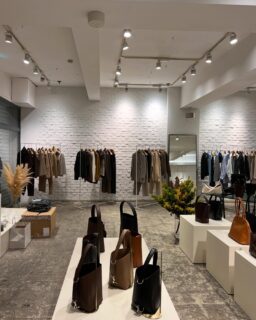 【SPACE D9 Gallery】
Aman exhibition FW
全面ガラス1F246号路面
渋谷駅10分・神泉駅5分 / 135㎡ 
渋谷駅から徒歩10分、1963年竣工のビンテージビルの1F。貴重な1F路面のスペース。インテリアショップが運営するレンタルギャラリー。
室内は3.3mの天井高、135㎡の白を基調とするホワイトキューブ空間。
展示会、受注会、個展、グループ展、ポップアップ、トランクショーなどに最適です。詳細はDMよりお問い合わせ下さい。
#展示会場  #ポップアップストア  #レンタルスペース  #イベントスペース #スペースレンタル #レンタルギャラリー
#写真撮影 #動画撮影  #ギャラリー  #撮影スタジオ #レンタルスタジオ  #展示会 #催事  
#渋谷レンタルスペース #渋谷 #神泉 #spaced9 #gallery #レンタルスペース東京 #渋谷展示会