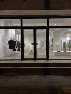 【SPACE D9 Gallery】
渋谷区神泉町
全面ガラス1F246号路面
渋谷駅10分・神泉駅5分 / 135㎡ 
渋谷駅から徒歩10分、1963年竣工のビンテージビルの1F。貴重な1F路面のスペース。
インテリアショップが運営するレンタルギャラリー。
室内は3.3mの天井高、135㎡の白を基調とするホワイトキューブ空間。
展示会、受注会、個展、グループ展、ポップアップ、トランクショーなどに最適です。詳細はDMよりお問い合わせ下さい。
#Spaced9 #space-D9
#展示会場  #ポップアップストア  #レンタルスペース  #イベントスペース #スペースレンタル #レンタルギャラリー
#写真撮影 #動画撮影  #ギャラリー  #撮影スタジオ #レンタルスタジオ  #展示会 #催事  
#渋谷レンタルスペース #渋谷 #神泉 #spaced9 #gallery #レンタルスペース東京 #渋谷展示会