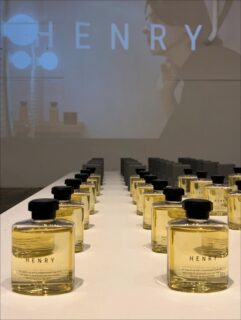 【SPACE D9 Gallery】 
HENRY POPUP 2025.10.17-18
365 days of salon quality hair.
展示会•ポップアップ募集です。
渋谷区神泉町
全面ガラス1F246号路面
渋谷駅10分・神泉駅5分 / 135㎡ 
渋谷駅から徒歩10分、1963年竣工のビンテージビルの1F。貴重な1F路面のスペース。
インテリアショップが運営するレンタルギャラリー。
室内は3.3mの天井高、135㎡の白を基調とするホワイトキューブ空間。
展示会、受注会、個展、グループ展、ポップアップ、トランクショーなどに最適です。
プロフィール連絡先からメールで
お気軽にお問い合わせ下さい。
#展示会場  #ポップアップストア  #レンタルスペース  #イベントスペース
 #写真撮影 #動画撮影  #ギャラリー  #撮影スタジオ #レンタルスタジオ  #展示会 #催事  
#渋谷レンタルスペース#渋谷 #神泉 #spaced9 #gallery #レンタルスペース東京 #henry_official_/