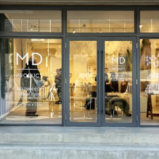 MD PRODUCT Official Event　ーA New Chapter Beginsー

日時：2026年1月24日（土）～2026年2月1日（日）
平日：13:00～19:00　土日：10:00～19:00

【Venue Design】
In a spatial composition where countless white notebook-shaped motifs flutter and drift like clouds, this exhibition presents a "moment to pause"—the quiet time that unfolds around the act of writing. The motifs are arranged in a circular formation, inviting visitors to experience the space by slowly wandering as if tracing the curve of the circle.

#レンタルスペース東京 #展示会場  #ポップアップストア   #ギャラリー     #展示会